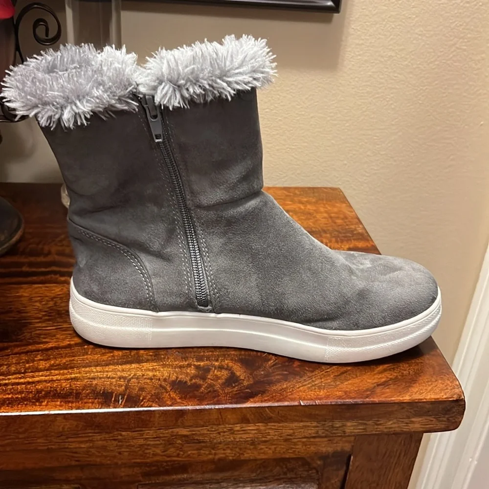 Mia Womens Merion Gray Faux Suede Boots in Size 7.5, EUC